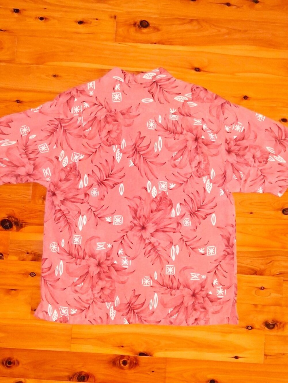 Tommy Bahama 100% Silk Large Short Sleeve Button Down Shirt